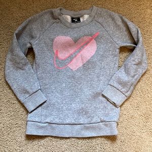 Girls nike sweatshirt size 6 like new condition.